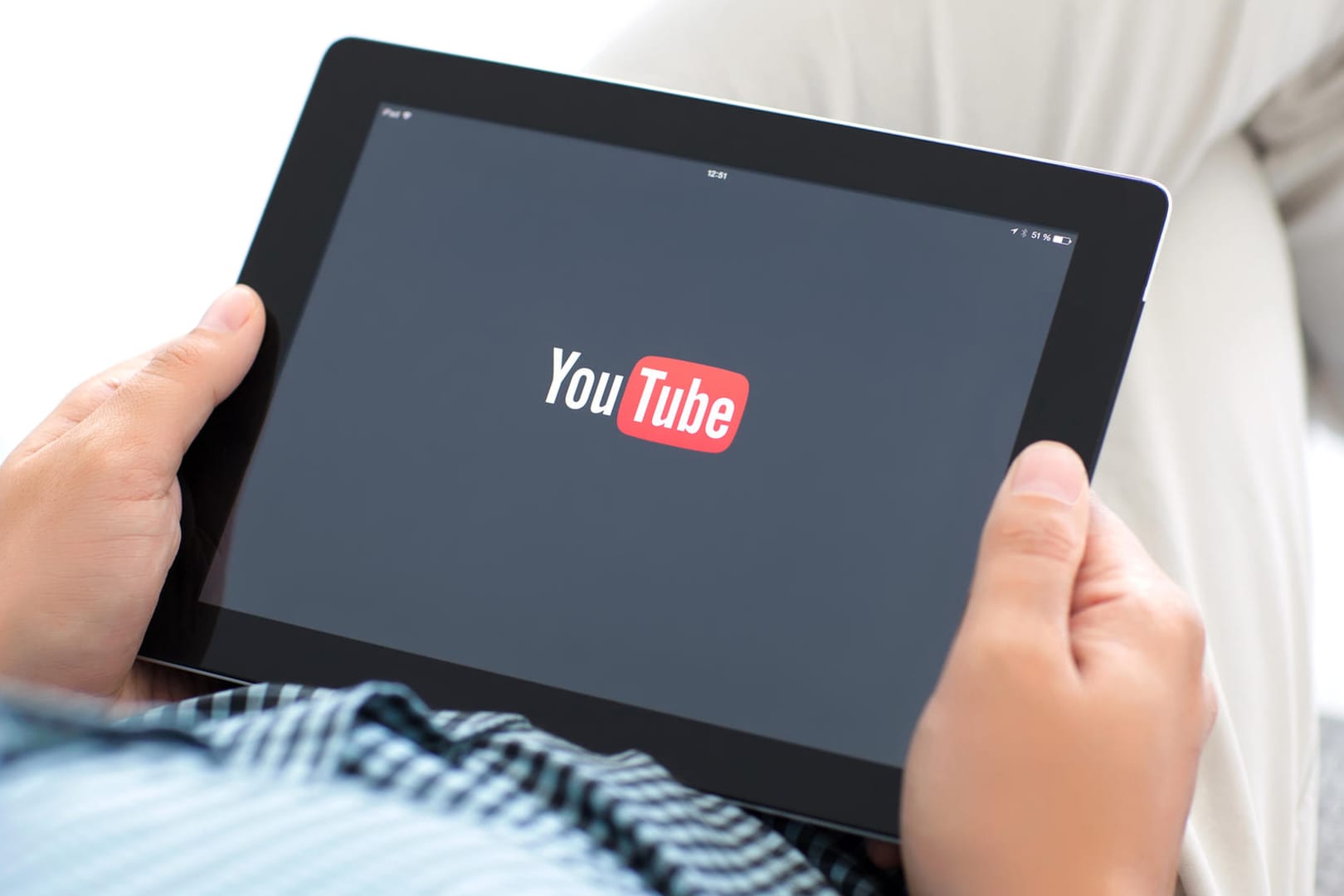 Das Logo von YouTube auf einem Tablet: Die Plattform bietet Zuschauern viele Möglichkeiten.