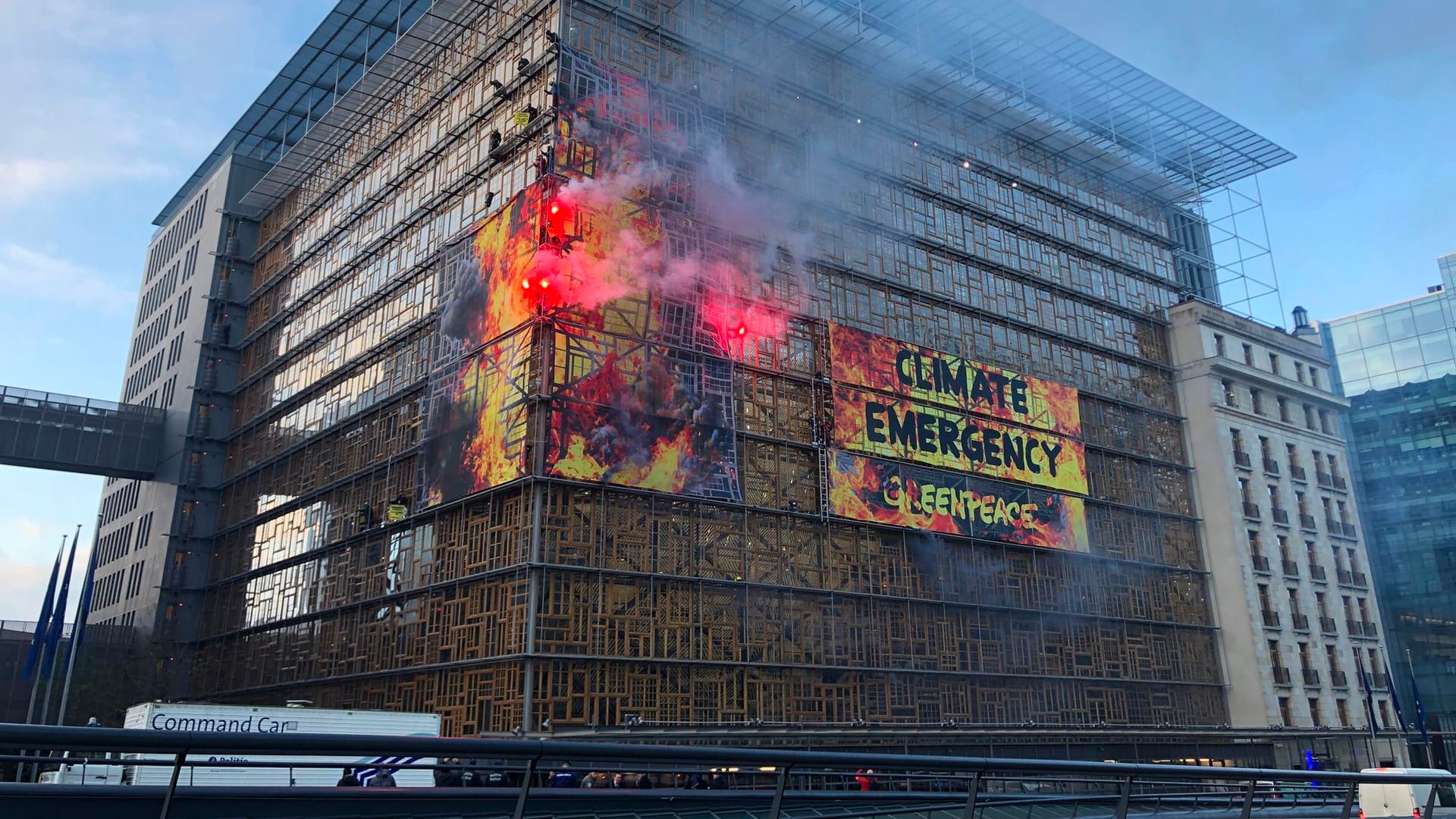 Greenpeace-Aktivisten breiten Protestbanner an der Fassade eines EU-Gebäudes aus: Donnerstag und Freitag findet ein EU-Gipfel in Brüssel statt.