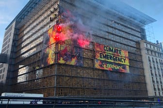 Greenpeace-Aktivisten breiten Protestbanner an der Fassade eines EU-Gebäudes aus: Donnerstag und Freitag findet ein EU-Gipfel in Brüssel statt.
