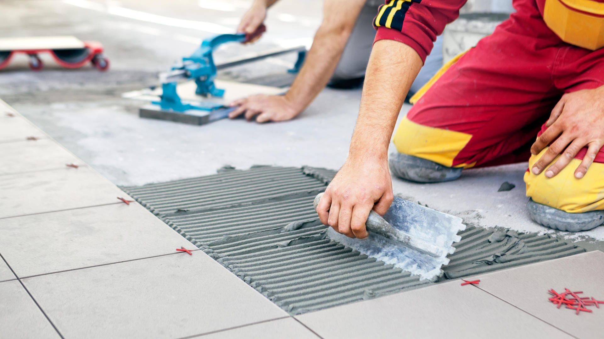 Zwei Männer arbeiten: Der Beruf des Fliesenlegers ist eines von zwölf Gewerken, in denen zukünftig wieder die Meisterprüfung eingeführt wird.