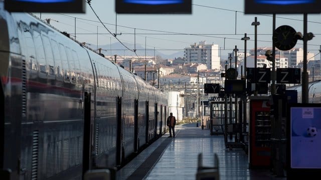 An einem leeren Bahnsteig am Bahnhof Saint-Charles in Marseille steht ein Hochgeschwindigkeitszug. An einem leeren Bahnsteig am Bahnhof Saint-Charles in Marseille steht ein Hochgeschwindigkeitszug.