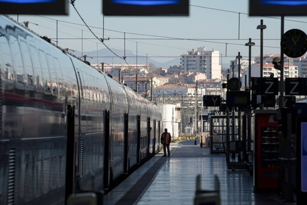 An einem leeren Bahnsteig am Bahnhof Saint-Charles in Marseille steht ein Hochgeschwindigkeitszug.