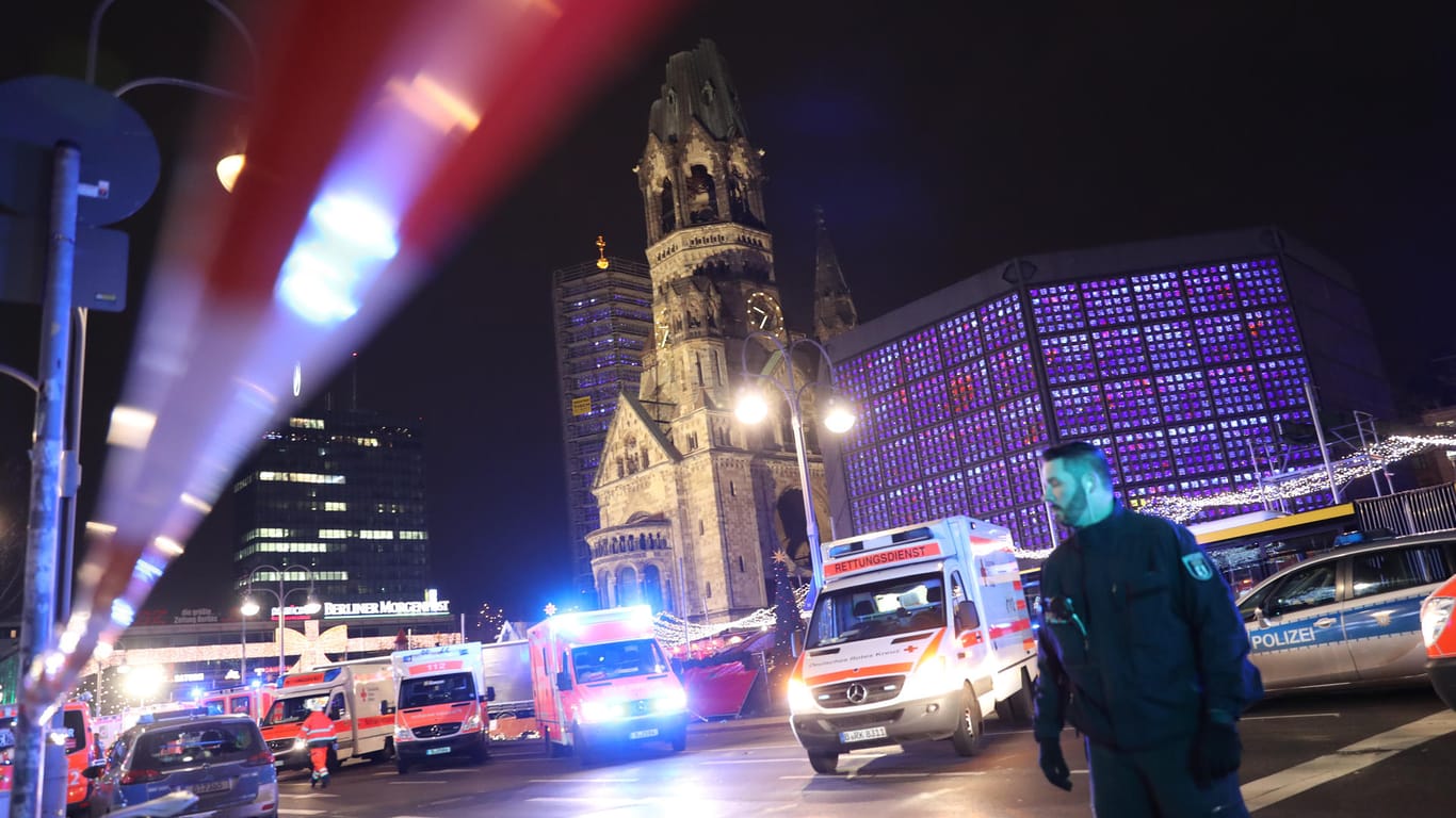 Polizisten und Rettungskräfte stehen nach dem Anschlag 2016 am Berliner Breitscheidplatz: Offenbar wurde die Gefährdung durch Anis Amri von den Behörden falsch eingeschätzt.