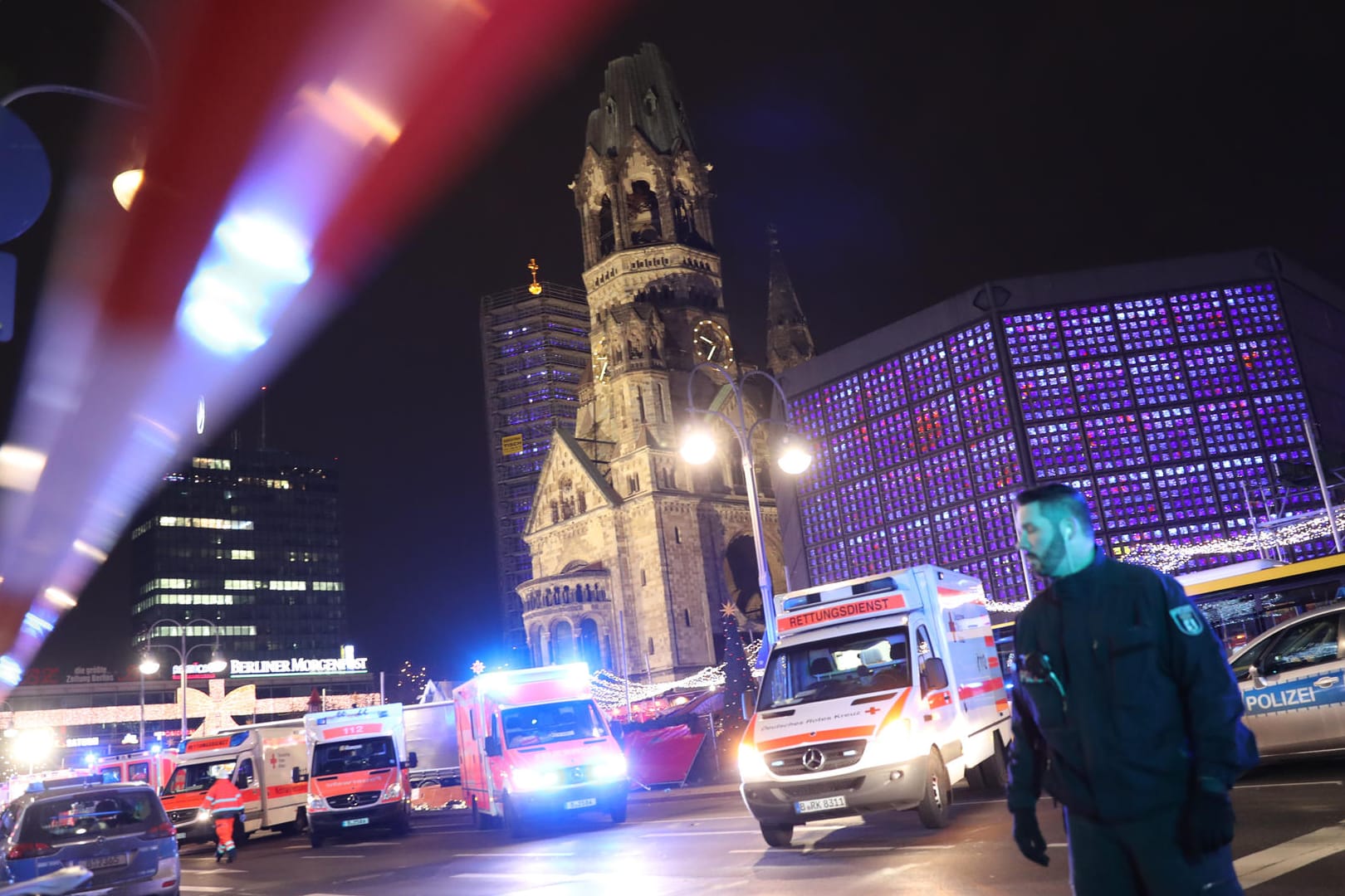 Polizisten und Rettungskräfte stehen nach dem Anschlag 2016 am Berliner Breitscheidplatz: Offenbar wurde die Gefährdung durch Anis Amri von den Behörden falsch eingeschätzt.