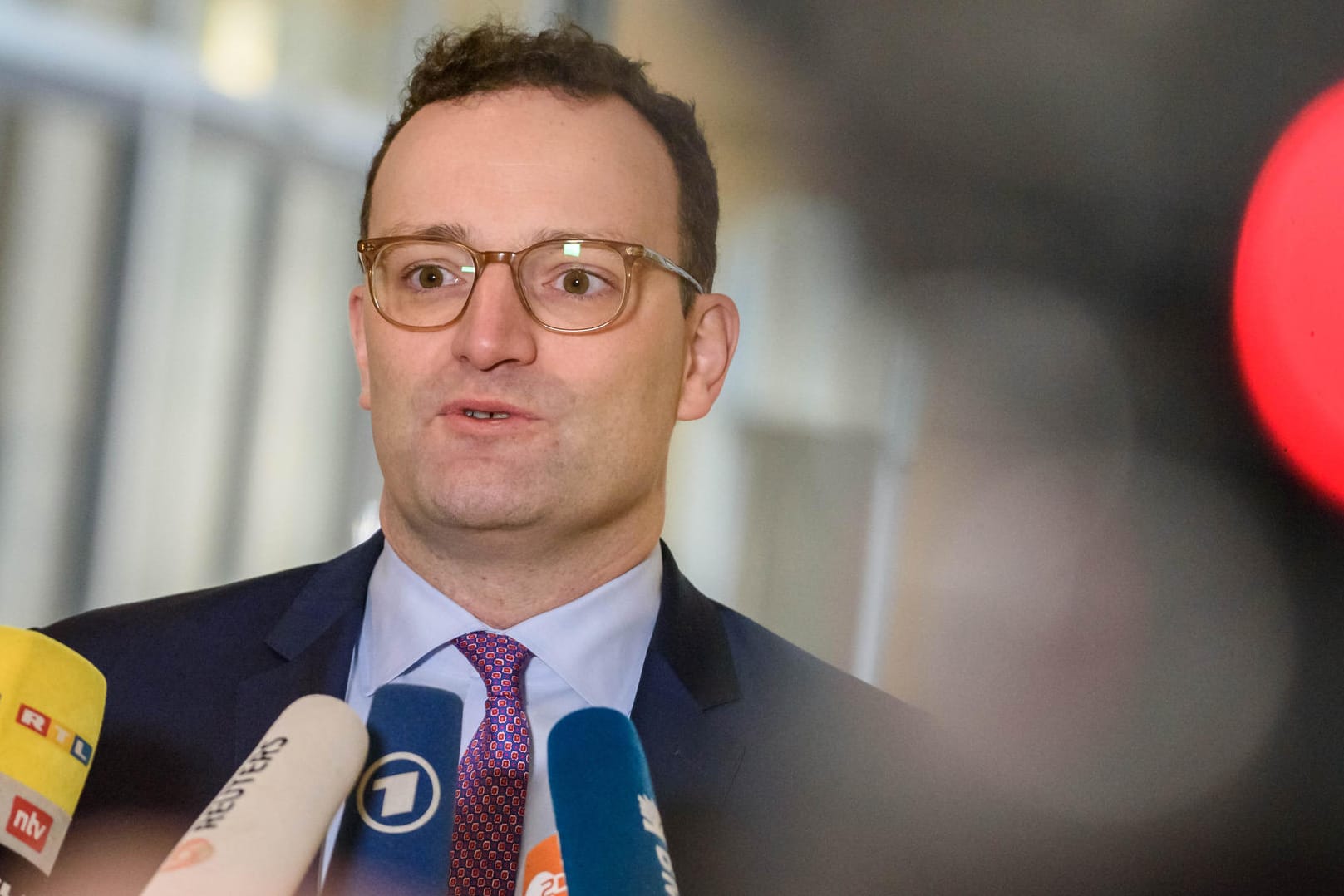 Herr Jens Spahn: Der Bundesminister für Gesundheit will die Abgaben der Betriebsrentner reduzieren und Betroffene so finanziell entlasten. Herr Jens Spahn: Der Bundesminister für Gesundheit will die Abgaben der Betriebsrentner reduzieren und Betroffene so finanziell entlasten.