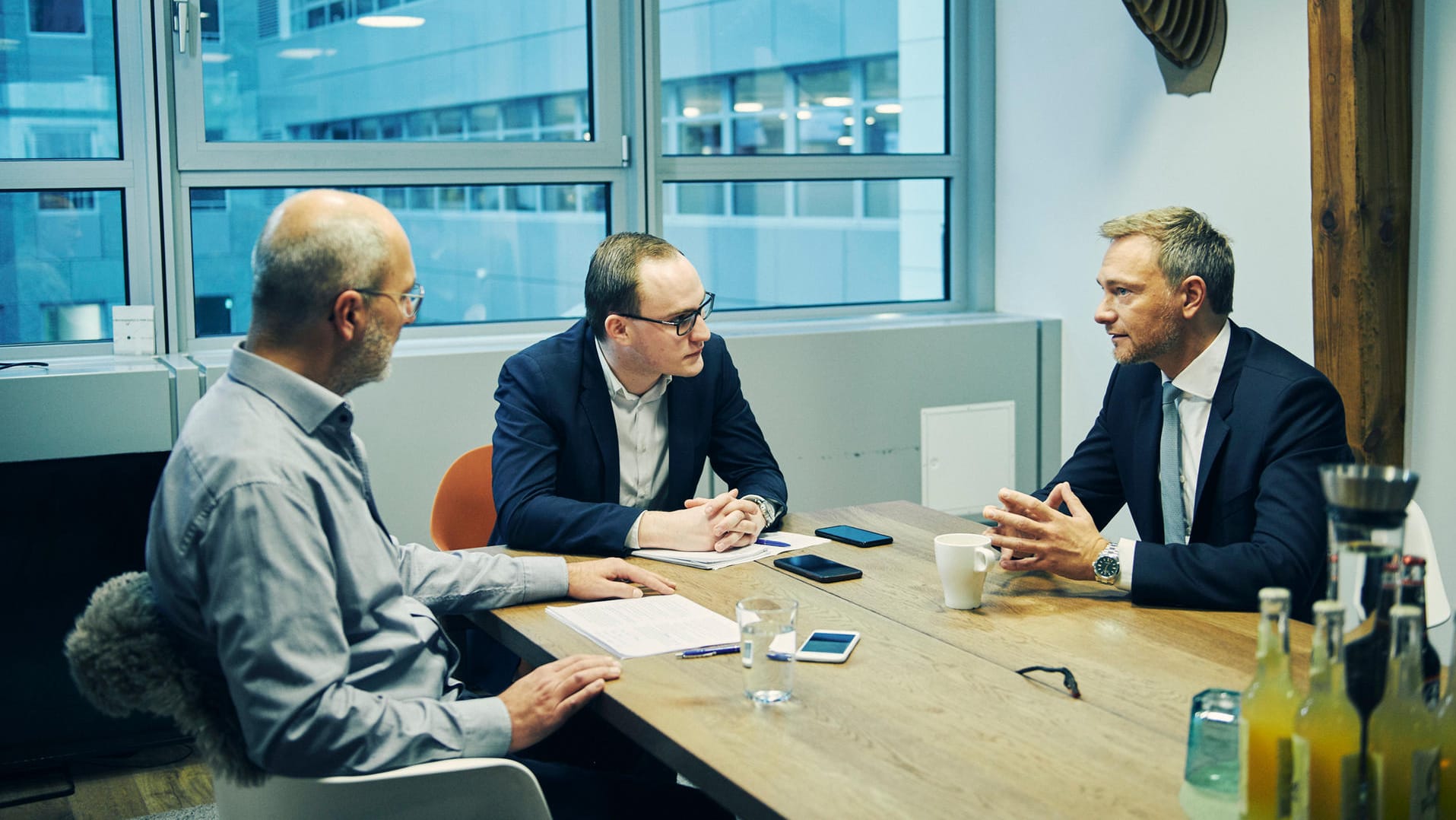 Berlin: Christian Lindner im Gespräch mit den t-online.de-Redakteuren Stefan Rook (L.) und Tim Kummert (m.).