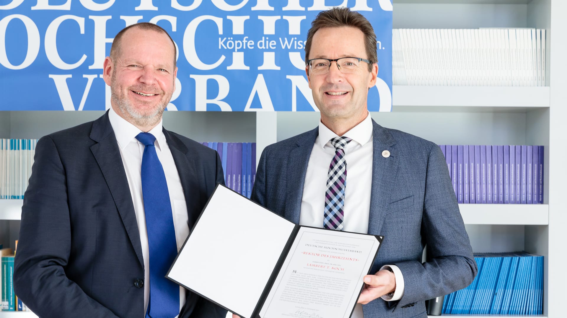 Professor Dr. Bernhard Kempen, Präsident des Deutschen Hochschulverbandes (l.) und Professor Dr. Dr. h.c. Lambert T. Koch: Der Rektor der Universität Wuppertal ist zum "Rektor des Jahrzehnts" gewählt worden.