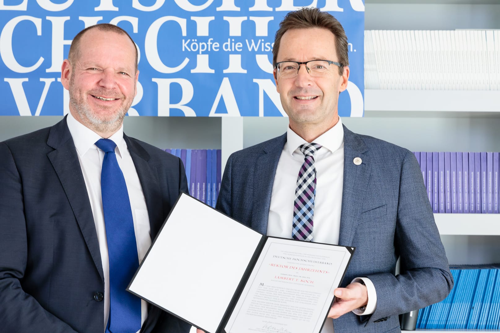 Professor Dr. Bernhard Kempen, Präsident des Deutschen Hochschulverbandes (l.) und Professor Dr. Dr. h.c. Lambert T. Koch: Der Rektor der Universität Wuppertal ist zum "Rektor des Jahrzehnts" gewählt worden.