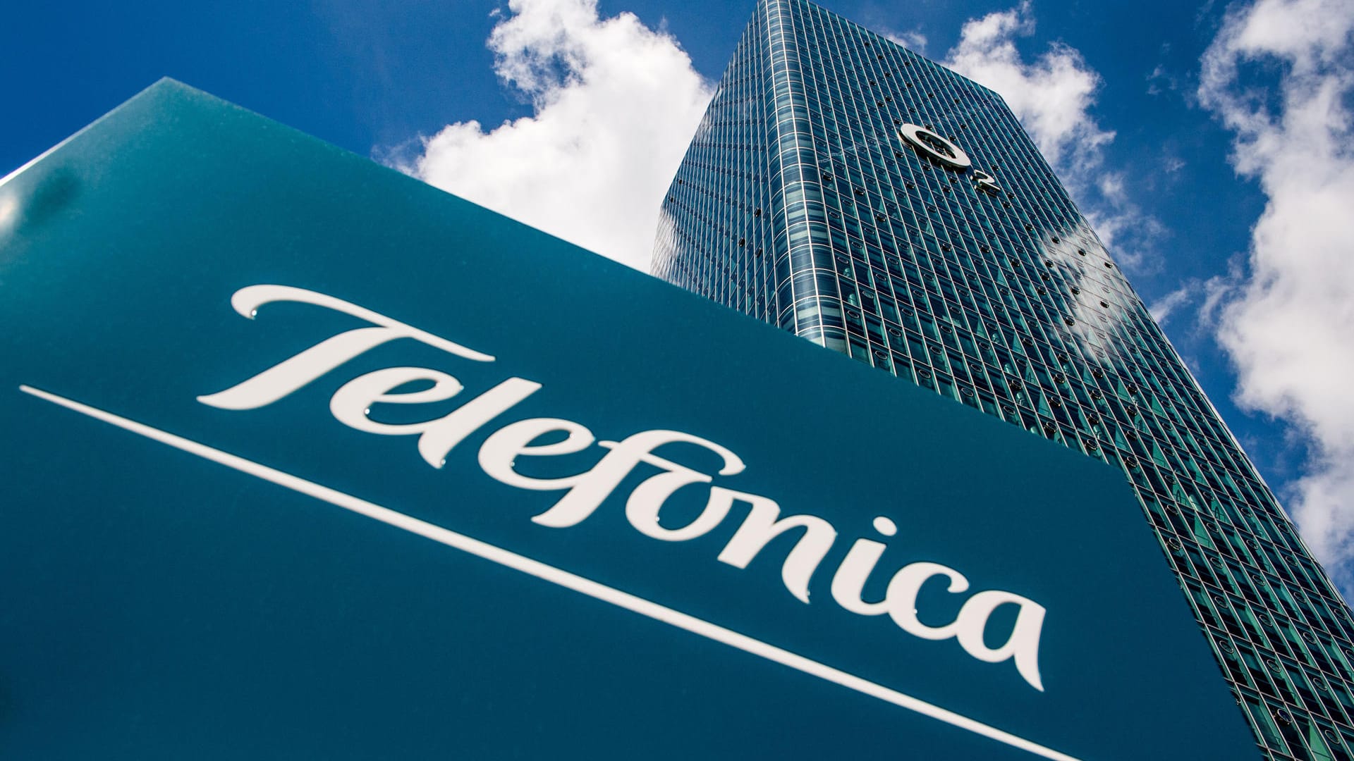 Das Logo des Telekommunikationsanbieters Telefonica ist auf einem Schild vor dem O2-Uptown-Hochhaus zu sehen: Ein findiger Kunde hat eine Werbeaktion des Providers genutzt, um viel Geld zu verdienen.