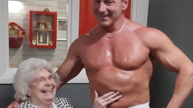 "Ich wünschte, er käme jeden Tag" - Bewohnerin Joan freut sich über den Stripper-Besuch im Altenheim. "Ich wünschte, er käme jeden Tag" - Bewohnerin Joan freut sich über den Stripper-Besuch im Altenheim.