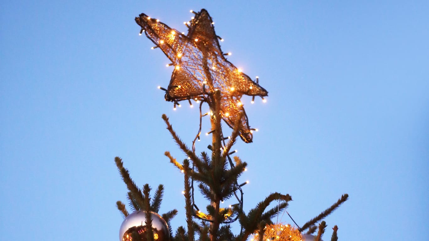 Stern auf der Spitze eines Christbaums (Symbolbild): Die Diebe in Schöneberg hatten im wahrsten Sinne des Wortes ihre Spuren nicht verwischt.