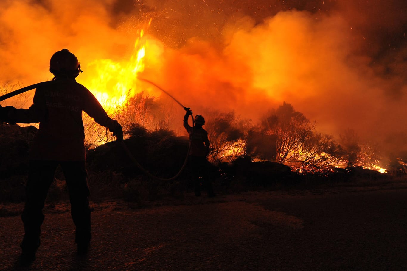 Flammen (Symbolbild): Bei der Klimakonferenz in Madrid wird über die Zukunft der Erde und der Klimakrise gesprochen.