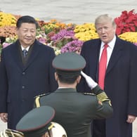 Xi Jinping und Donald Trump bei einem Treffen vor einem Jahr: Das Verhältnis der zwei größten Volkswirtschaften China und USA ist seit einiger Zeit angespannt.