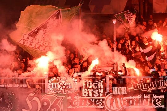 Ein teurer Spaß: 96-Anhänger zündelten fleißig beim Gastspiel in Kiel.