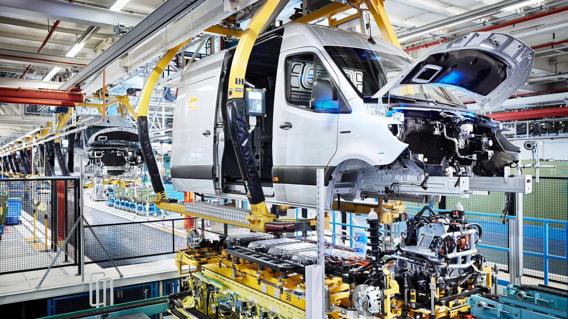 Mercedes-Benz-Werk in Düsseldorf: Hier wird der eSprinter gebaut. Mercedes-Benz-Werk in Düsseldorf: Hier wird der eSprinter gebaut.