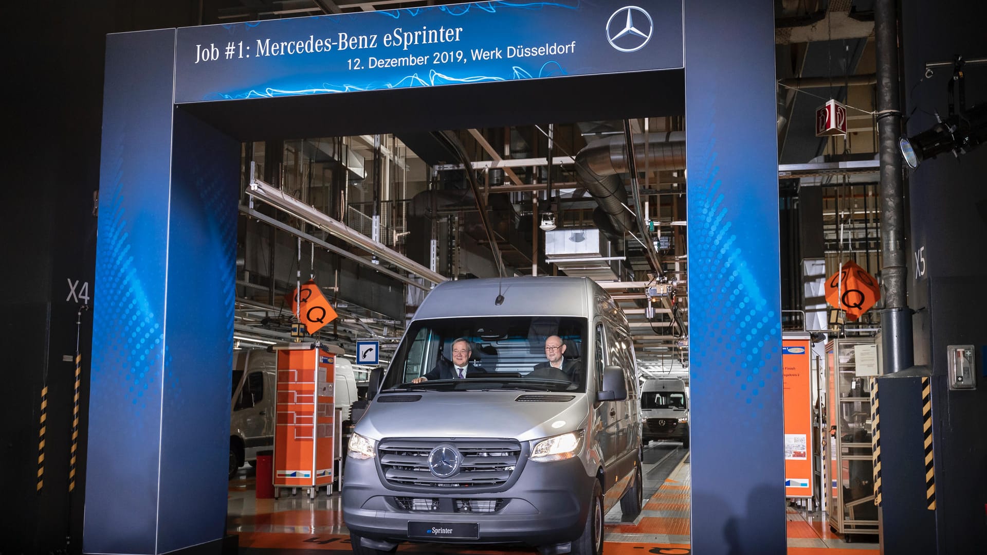 Mercedes-Benz eSprinter: Die ersten Fahrzeuge rollen vom Band. Mercedes-Benz eSprinter: Die ersten Fahrzeuge rollen vom Band.
