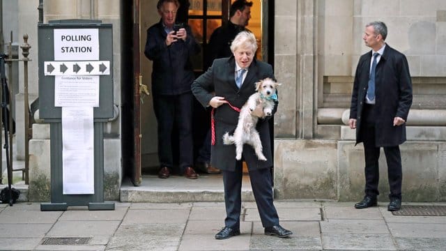 Boris Johnson verlässt mit seinem Hund Dilyn ein Wahllokal in London.