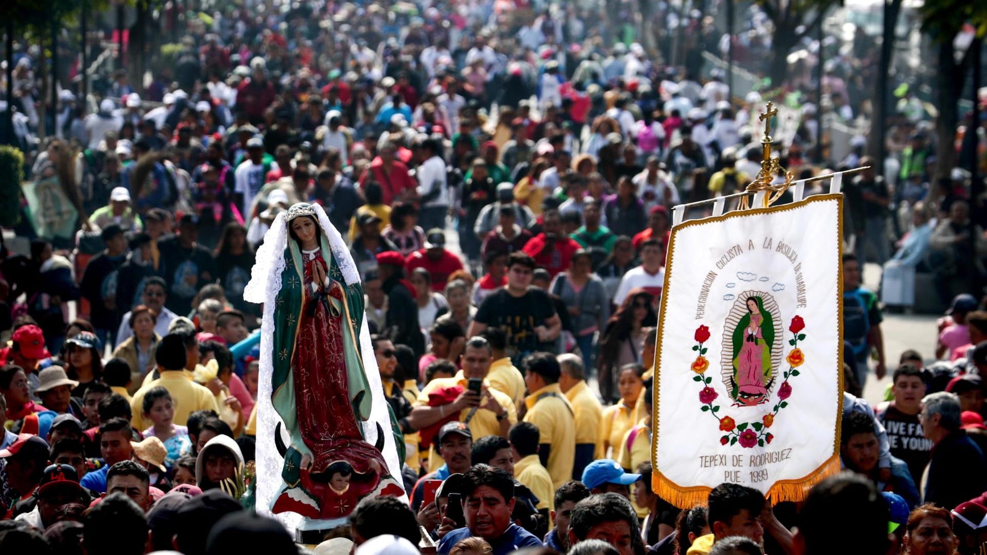 Pilger bei den Feierlichkeiten zur Erscheinung der Jungfrau von Guadalupe in Mexiko-Stadt: Parallel hielt Papst Franziskus in Rom eine Messe in ihrem Gedenken ab. Pilger bei den Feierlichkeiten zur Erscheinung der Jungfrau von Guadalupe in Mexiko-Stadt: Parallel hielt Papst Franziskus in Rom eine Messe in ihrem Gedenken ab.