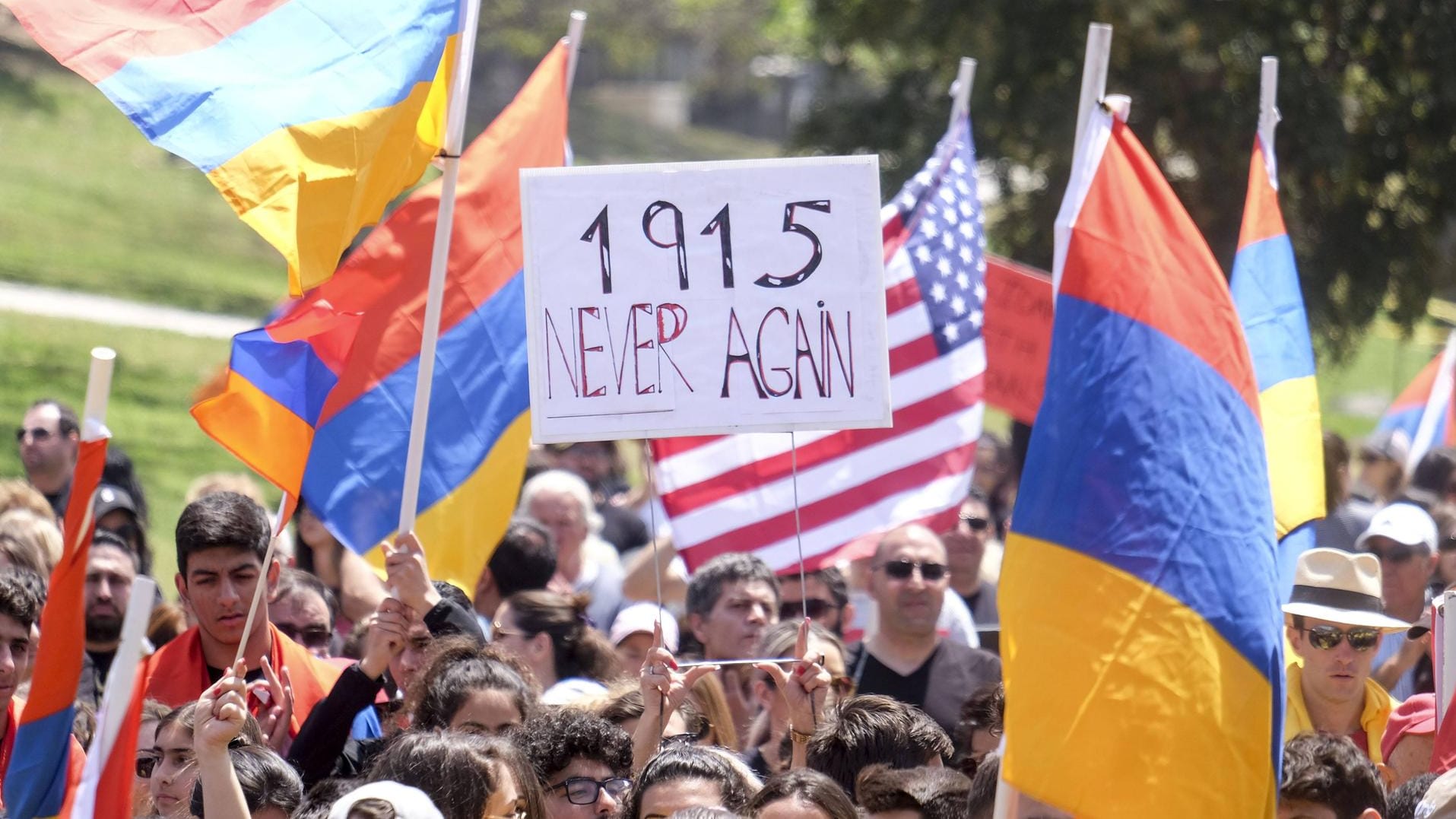 Armenische und US-Flaggen bei einer Demonstration 2018 in Los Angeles: Deutschland hatte das Massaker an den Armeniern bereits 2016 als Völkermord eingestuft. Armenische und US-Flaggen bei einer Demonstration 2018 in Los Angeles: Deutschland hatte das Massaker an den Armeniern bereits 2016 als Völkermord eingestuft.