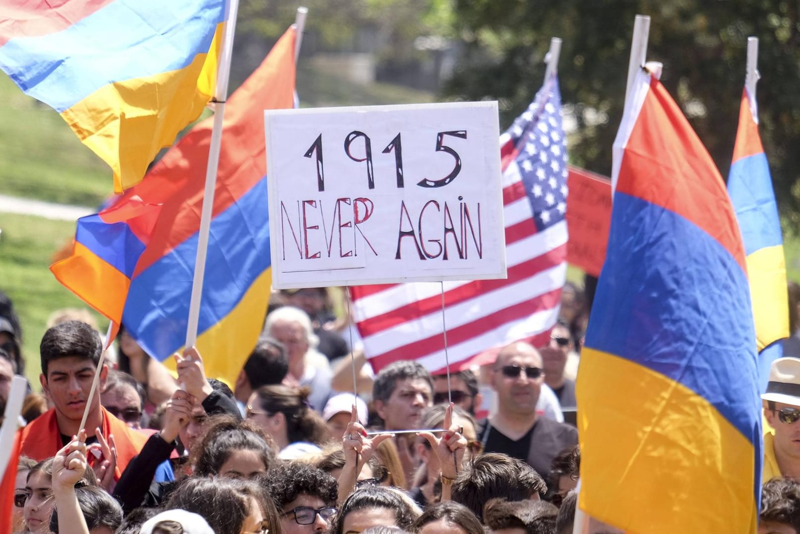 Armenische und US-Flaggen bei einer Demonstration 2018 in Los Angeles: Deutschland hatte das Massaker an den Armeniern bereits 2016 als Völkermord eingestuft.