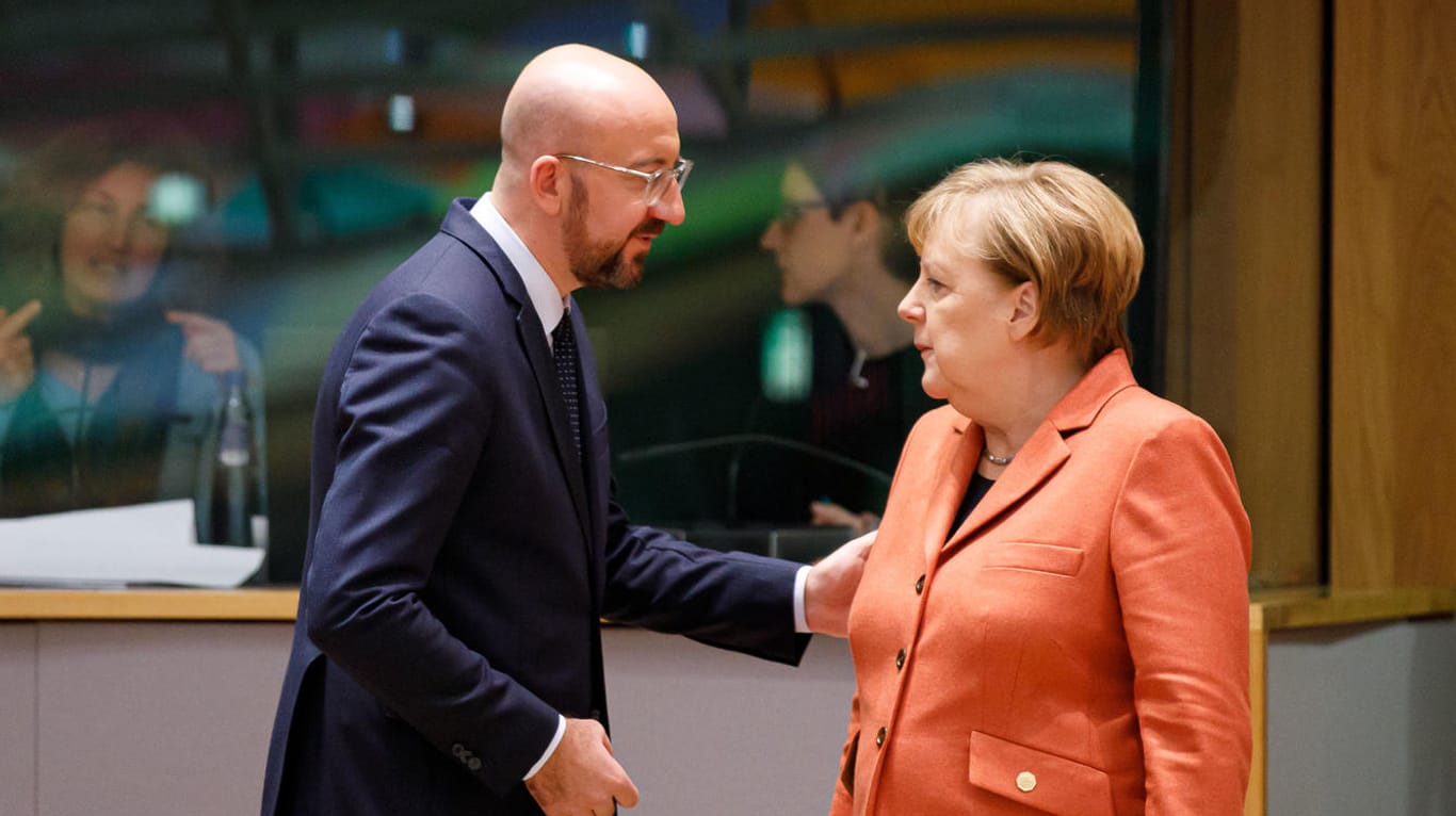 EU-Ratspräsident Charles Michel mit Bundeskanzlerin Angela Merkel: Die EU-Staaten – zunächst ohne Polen – haben sich auf einen Klimakompromiss geeinigt.