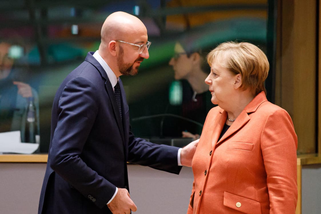 EU-Ratspräsident Charles Michel mit Bundeskanzlerin Angela Merkel: Die EU-Staaten – zunächst ohne Polen – haben sich auf einen Klimakompromiss geeinigt.