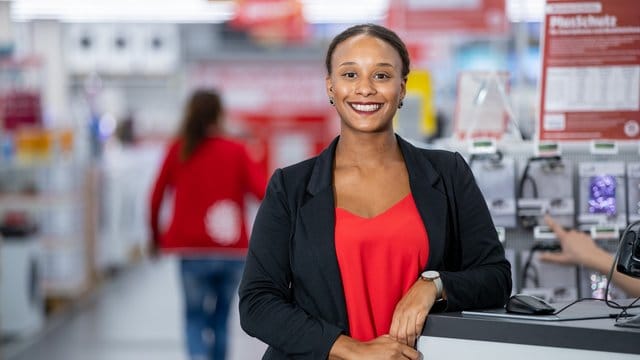 Madeleine Bergmann macht beim Elektronikhändler MediaMarktSaturn eine Ausbildung zur Kauffrau im E-Commerce.