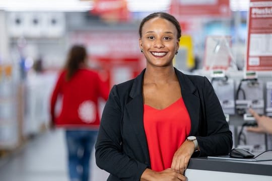 Madeleine Bergmann macht beim Elektronikhändler MediaMarktSaturn eine Ausbildung zur Kauffrau im E-Commerce.