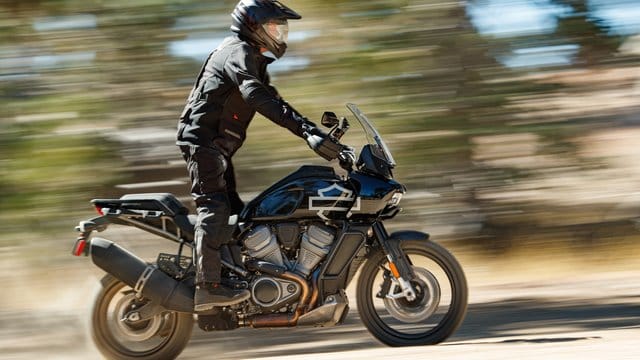 Eher unbekanntes Terrain für eine Harley: Mit dem Modell Pan America bietet der US-Motorradbauer nun eine große Reise-Enduro an. Eher unbekanntes Terrain für eine Harley: Mit dem Modell Pan America bietet der US-Motorradbauer nun eine große Reise-Enduro an.