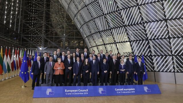 Die Staats- und Regierungschefs stehen während des EU-Gipfels für ein Foto zusammen. Die Staats- und Regierungschefs stehen während des EU-Gipfels für ein Foto zusammen.