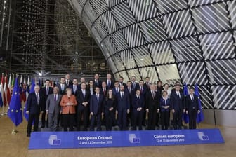 Die Staats- und Regierungschefs stehen während des EU-Gipfels für ein Foto zusammen.