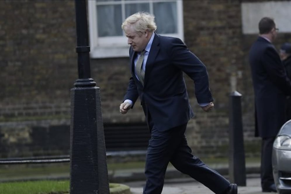 Im Laufschritt: Boris Johnson ist nach seiner Rückkehr aus dem Buckingham Palace auf dem Weg zurück in die 10 Downing Street.