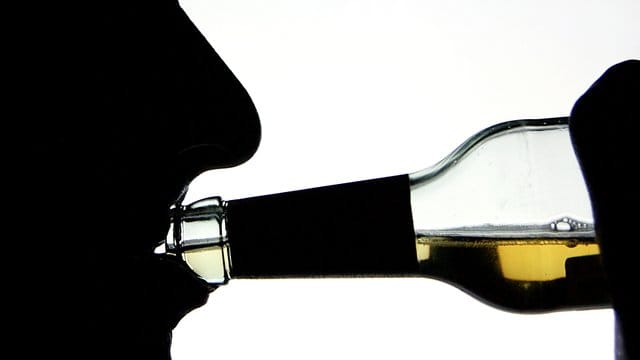 Wer Alkohol trinkt sollte sich nicht hinter das Steuer setzen.