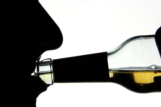 Wer Alkohol trinkt sollte sich nicht hinter das Steuer setzen.