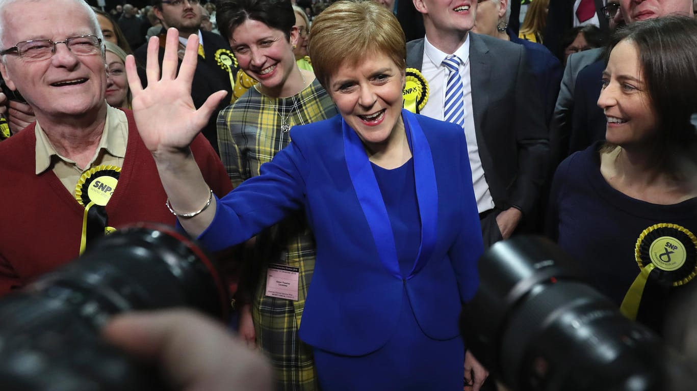 Die Vorsitzende der Schottischen Nationalpartei (SNP), Nicola Sturgeon: "Boris Johnson hat erstens kein Recht, Schottland aus der EU zu nehmen."