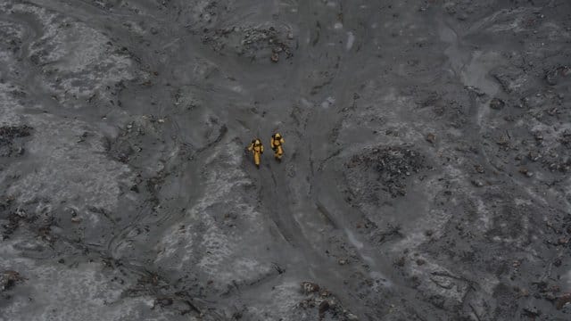 Zwei Mitglieder der Bergungskräfte bei ihrem gefährlichen Einsatz auf der Insel White Island.