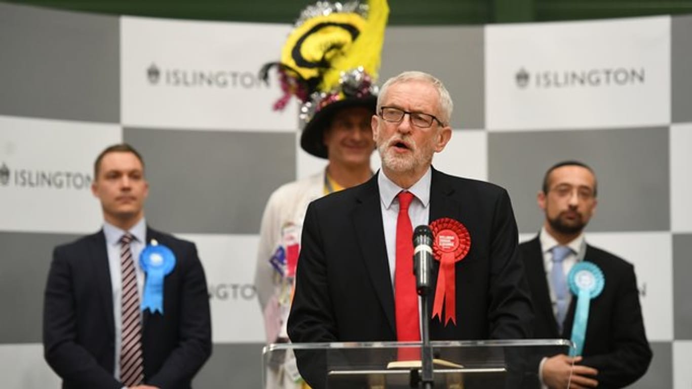 Jeremy Corbyn gibt in London eine Erklärung zu den Wahlergebnissen ab.