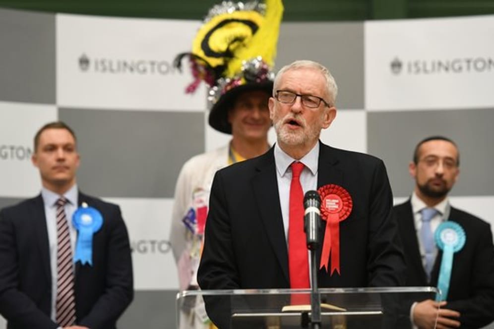 Jeremy Corbyn gibt in London eine Erklärung zu den Wahlergebnissen ab.