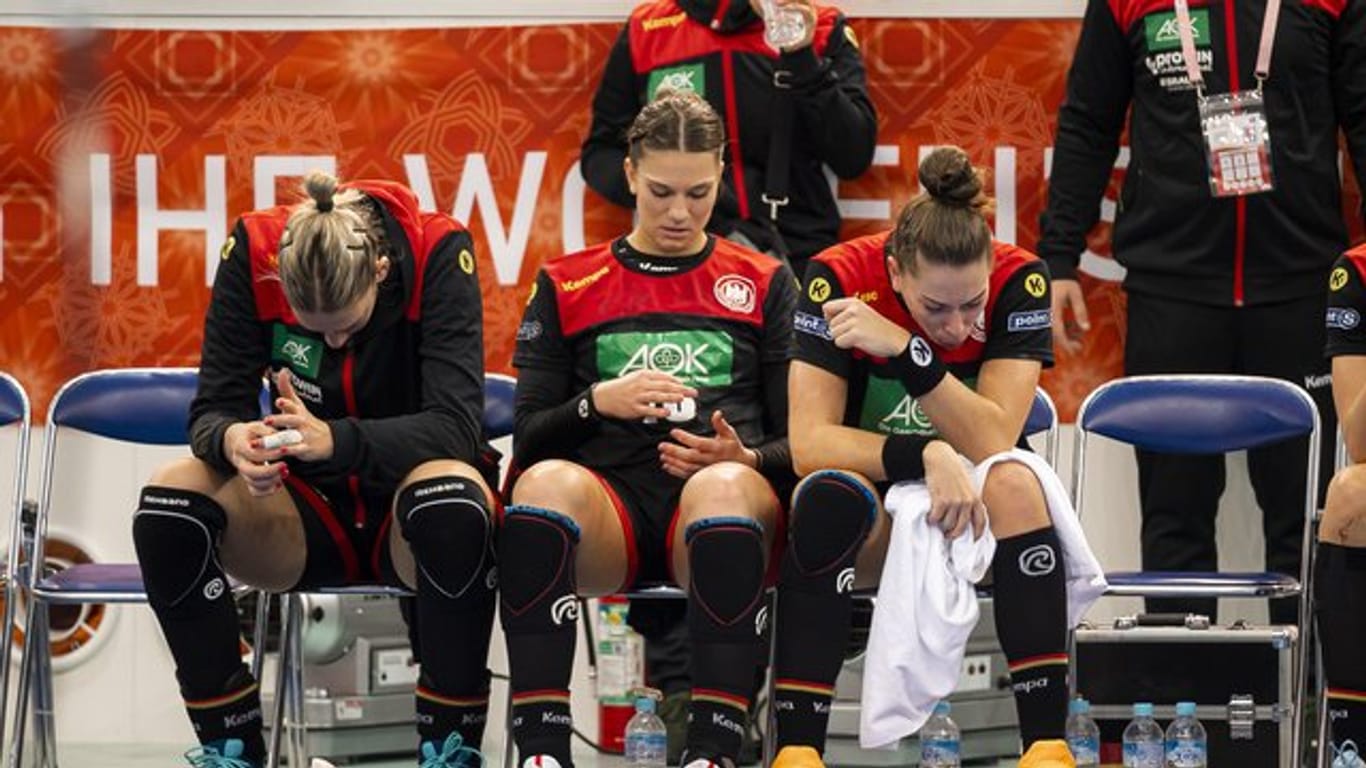 Die deutschen Handballerinnen Luisa Schulze, Julia Behnke und Emily Bölk (l-r-) sind nach der Niederlage enttäuscht.