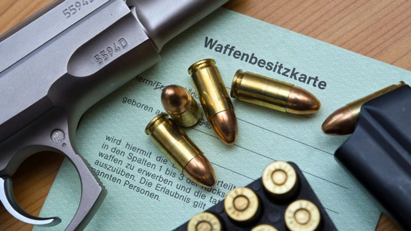 Eine Pistole und Patronen auf einer Waffenbesitzkarte.