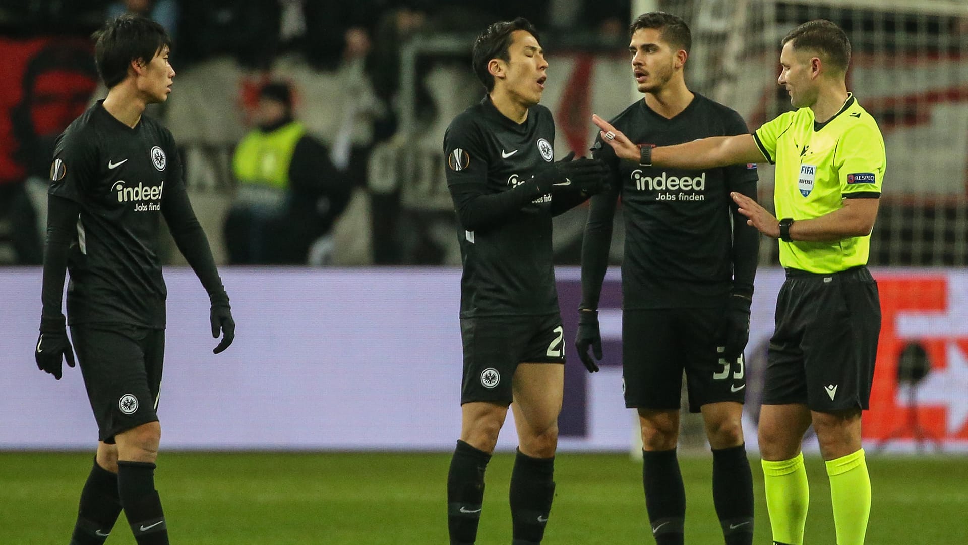 Eintracht Frankfurt-Spieler diskutieren nach einem Foul an Sebastian Rode mit dem Schiedsrichter: Rode selbst hat klar Worte für die derzeitige Situation in Frankfurt.