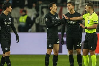 Eintracht Frankfurt-Spieler diskutieren nach einem Foul an Sebastian Rode mit dem Schiedsrichter: Rode selbst hat klar Worte für die derzeitige Situation in Frankfurt.