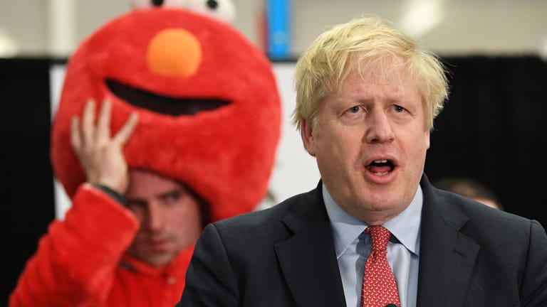 Boris Johnson und der Aktivist Bobby Smith, Gründer der Partei "Give Me Back Elmo": Die Presse kritisiert auch nach der Wahl die Methoden des neuen und alten Premierministers.