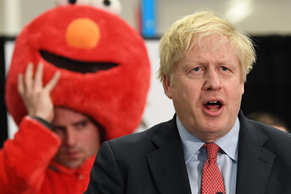 Boris Johnson und der Aktivist Bobby Smith, Gründer der Partei "Give Me Back Elmo": Die Presse kritisiert auch nach der Wahl die Methoden des neuen und alten Premierministers.
