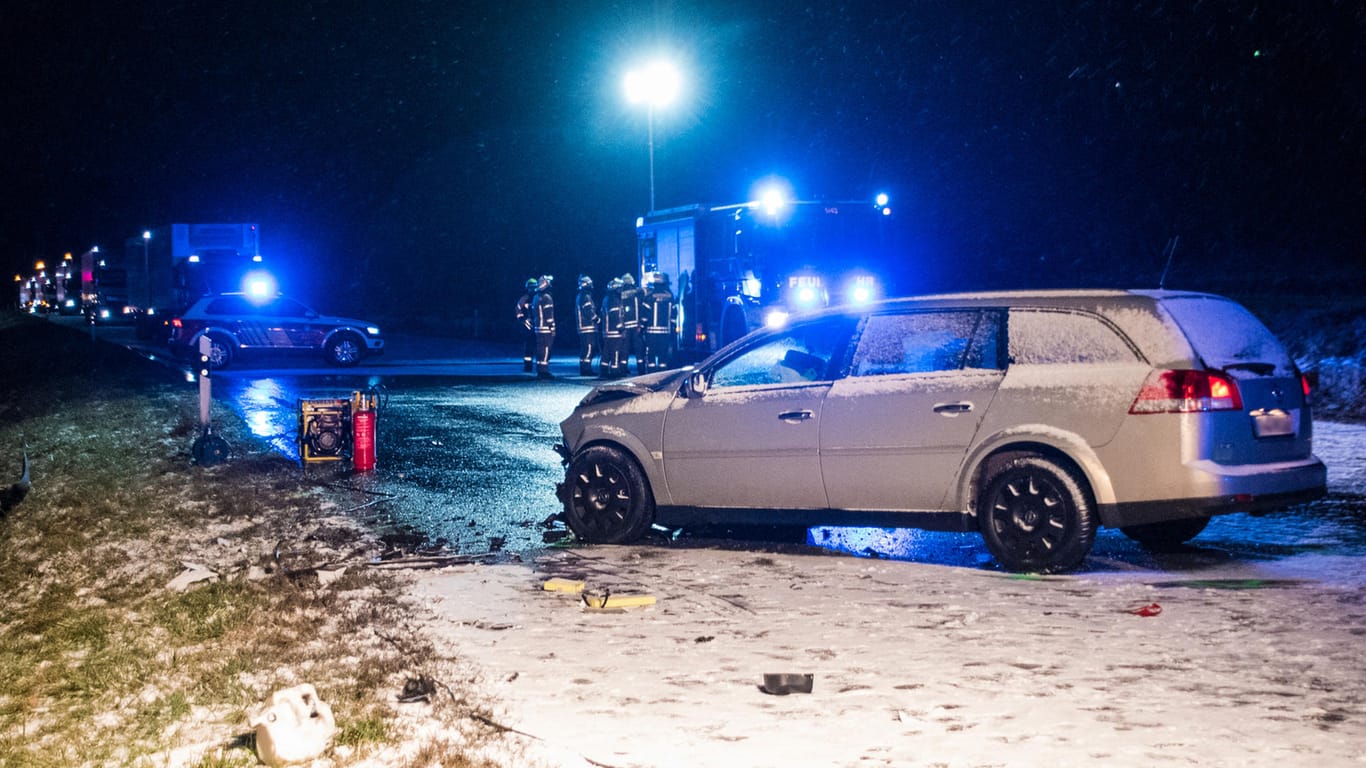 Einer der beiden Unfallwagen steht quer auf der Fahrbahn bei Albstadt: Eine 24 Jahre alte Autofahrerin verunglückte bei dem Unfall tödlich.