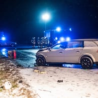 Einer der beiden Unfallwagen steht quer auf der Fahrbahn bei Albstadt: Eine 24 Jahre alte Autofahrerin verunglückte bei dem Unfall tödlich.