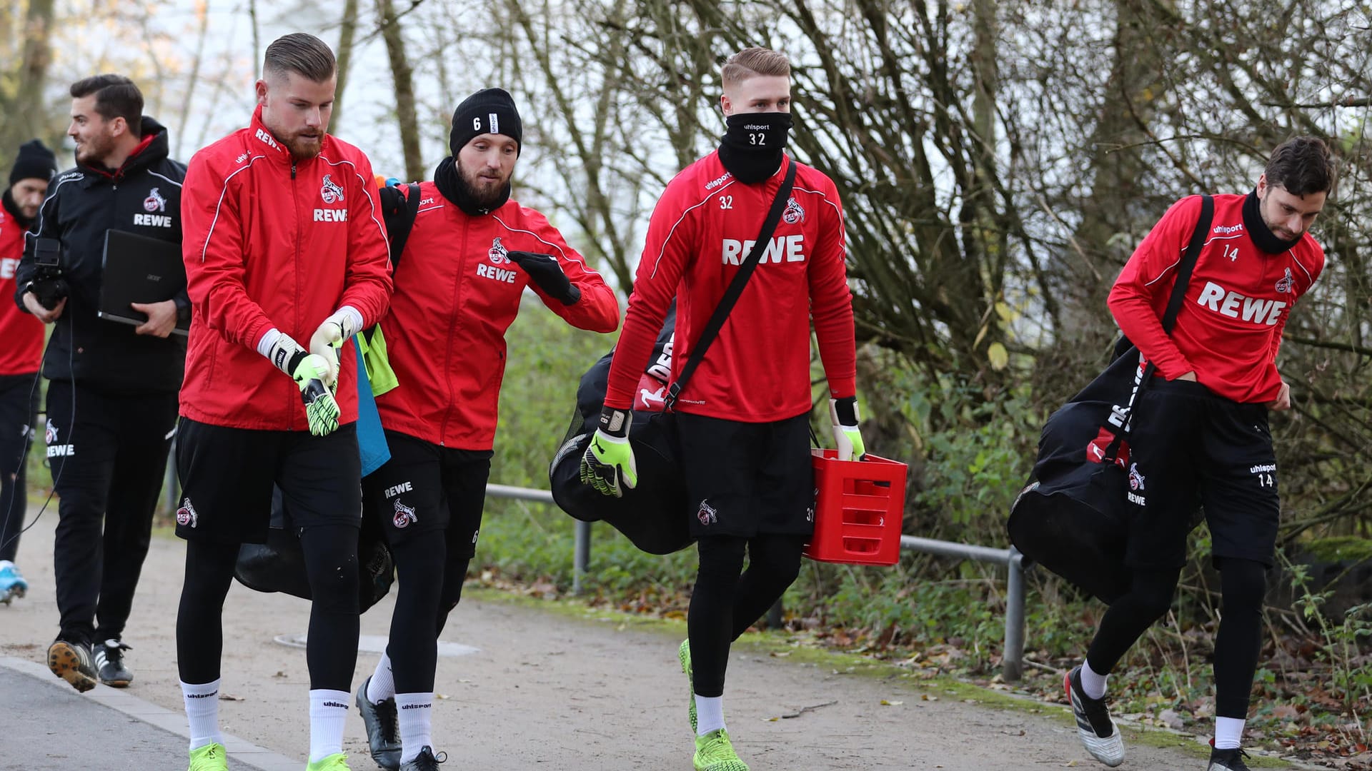 Großes Training beim 1. FC Köln: Am Samstag treffen die rheinischen Fußballer auf Bayer Leverkusen.