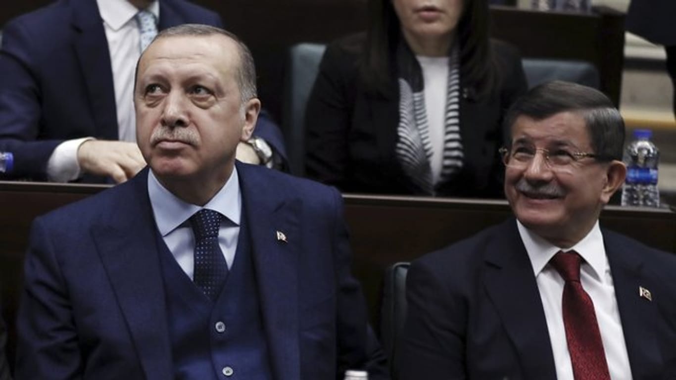 Präsident Erdogan (r) und Davutoglu im Januar 2018 bei einer Parlamentssitzung in Ankara.