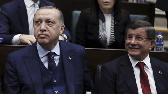 Präsident Erdogan (r) und Davutoglu im Januar 2018 bei einer Parlamentssitzung in Ankara. Präsident Erdogan (r) und Davutoglu im Januar 2018 bei einer Parlamentssitzung in Ankara.