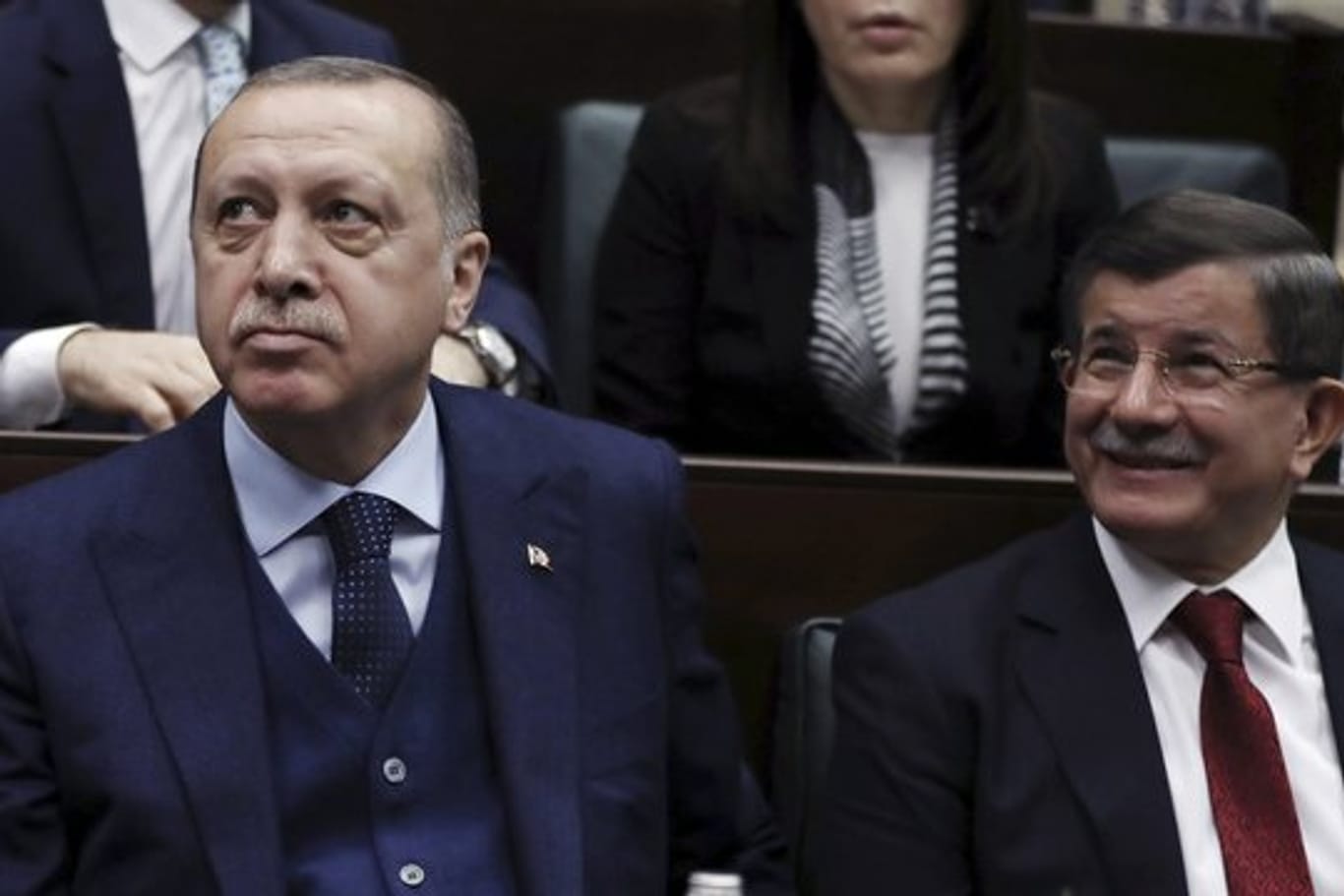 Präsident Erdogan (r) und Davutoglu im Januar 2018 bei einer Parlamentssitzung in Ankara.